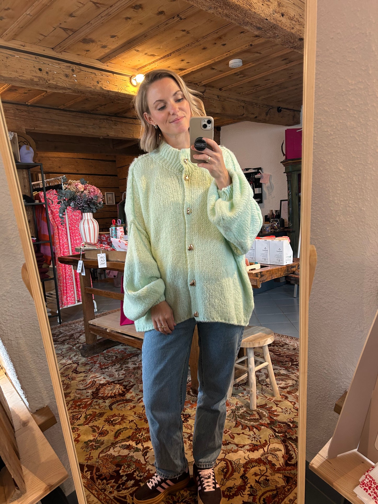 Oversize Cardigan mit Herzknöpfen