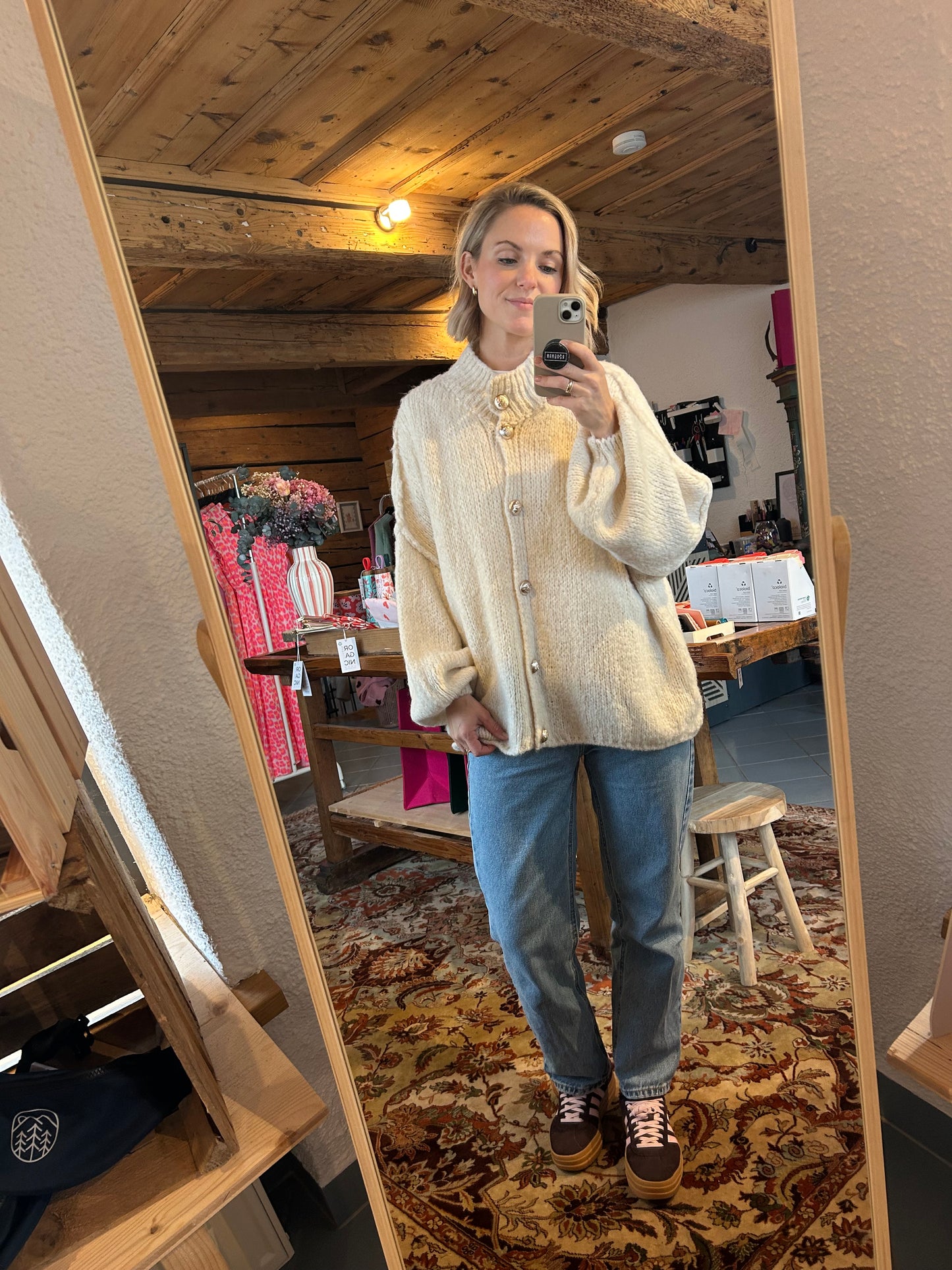 Oversize Cardigan mit Herzknöpfen