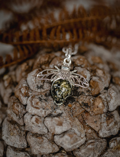 Bernsteinbiene mit Kette