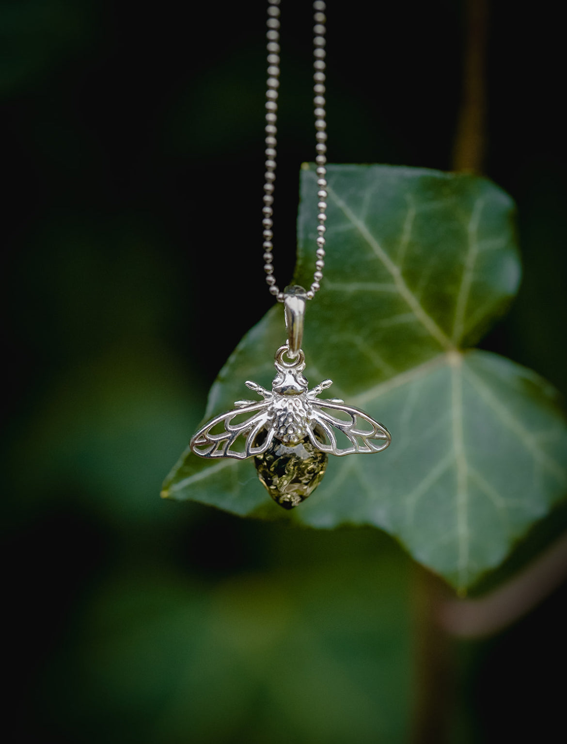 Bernsteinbiene mit Kette