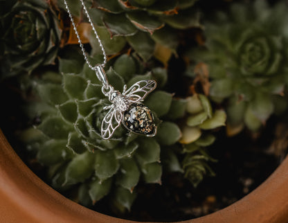 Bernsteinbiene mit Kette