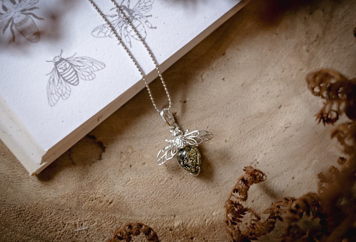 Bernsteinbiene mit Kette